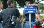 Un bref ralé poussé a opposé les grévistes de l'Éducation nationale aux forces de l'ordre ce jeudi 17 avril 2003 devant la préfecture à Saint-Denis