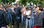 Un bref ralé poussé a opposé les grévistes de l'Éducation nationale aux forces de l'ordre ce jeudi 17 avril 2003 devant la préfecture à Saint-Denis