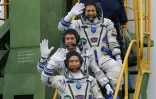 Les cosmonautes Russes Sergueï Ryjikov (bas) et Andreï Borissenko (haut) et l'Américain Shane Kimbrough embarquent à bord du Soyouz MS-02 le 19 octobre 2016, depuis le cosmodrome de Baïkonour au Kazakhstan 