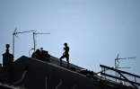 Un homme travaillant sur un toit à Lyon, le 30 juin 2025