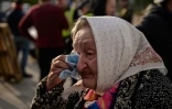 Une femme ayant fui Marioupol arrive à un point d'accueil pour réfugiés à Zaporijjia, le 2 mai 2022