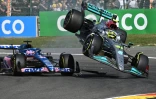 La Mercedes Lewis Hamilton entre en collision avec l'Alpine de Fernando Alonso au GP de Belgique à Spa-Francorchamps, le 28 août 2022 