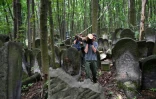 Des bénévoles nettoient le plus grand cimetière juif d'Europe à Varsovie, le 22 août 2017
