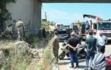 Des soldats et des secouristes sur le site d'une frappe de drone israélienne visant une voiture sur l'autoroute côtière à Khaldé, à l'entrée sud de Beyrouth, le 3 juin 2026 au Liban