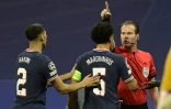 Le capitaine et défenseur brésilien du Paris Saint-Germain Marquinhos tente de discuter avec l'arbitre néerlandais Danny Makkelie, lors du 8e de finale retour de la Ligue des Champions contre le Real Madrid, le 9 mars 2022 au Stade Santiago Bernabeu