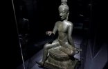 Un Bodhisattva assis présenté dans le cadre de l'exposition "Bronzes royaux d'Angkor" au musée Guimet à Paris, le 28 avril 2025