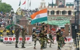 Des soldats défilent pour les célébrations de l'indépendance du Pakistan, le 14 août 2017 au poste-frontière de Wagah, à la frontière avec l'Inde