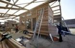 Une "Tiny House" en construction le 15 mars 2016 à Poilley dans le nord de la France
