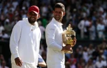 Nick Kyrgios et Novak Djokovic plaisantent après la finale de Wimbledon remportée par le Serbe, le 10 juillet 2022
