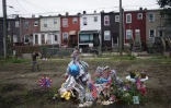 Un mémorial pour une victime tuée par balle, Ashley Long, sur la rue North Rose dans McElderry Park à l'est de Baltimore, le 8 août 2017