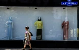 Une femme passe devant la vitrine d'un magasin à Grozny, la capitale de la Tchétchénie, majoritairement musulmane, le 26 juillet 2017