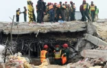 Les sauveteurs au milieu des décombres à la recherche de victimes le 5 novembre 2015 après l'effondrement d'une usine à Lahore
