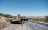 Un tank détruit sur une route au nord de Mekele, capitale de la région du Tigré en Ethiopie, le 26 février 2021