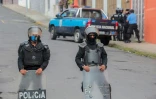 Des policiers devant l'évêché de Matagalpa, où l'évêque Mgr Rolando Alvarez est empêché de sortir, le 4 août 2022 au Nicaragua