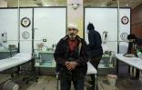 Un vieil homme syrien blessé dans une clinique de Douma après des bombardements du régime sur cette ville de la Ghouta orientale, le 24 février 2018