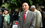 Ahmed Néjib Chebbi, président du Front de salut national (FSN), principale coalition de l'opposition, devant le palais de justice de Tunis, lors de la reprise du procès de dizaines d'opposants tunisiens, le 11 avril 2025