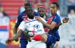 Le milieu de Lyon, Tanguy Ndombélé (g), à la lutte avec le milieu de Caen, Saïf-Eddine Khaoui, lors d'un match de L1 au stade Michel d'Ornano, le 15 septembre 2018