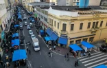 Vue aérienne de la rue commerçante 25 de Marco, dans le centre-ville de Sao Paulo, au Brésil, le 16 juillet 2025
