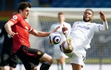 Le défenseur de Manchester United, Harry Maguire, aux prises avec l'attaquant gallois de Leeds, Tyler Roberts, lors de leur match de Premier League, le 25 avril 2021 à Elland Road à Leeds