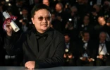 Le réalisateur chinois Bi Gan avec son prix spécial pour "Résurrection", le 24 mai 2025 au festival de Cannes