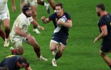 L'ouvreur argentin Nicolas Sanchez (c) passe le pilier anglais Bevan Rodd, le 27 octobre 2023 au Stade de France