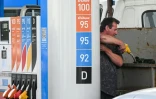 Un homme remplit un jerrican d'essence dans une station-service Ă Iaroslav, en Russie, le 15 juillet 2026