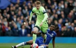 John Obi Mikel (par terre) face à Kevin De Bruyne lors du match Chelsea - Manchester City, le 16 avril 2016 à Stamford Bridge