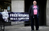 L'artiste dissident chinois Ai Weiwei apporte son soutien Ă Julian Assange, Ă Londres, le 28 septembre 2020