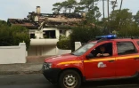 Des pompiers surveillent une maison dĂ©truite dans l'incendie de la forĂȘt de Chiberta, le 31 juillet 2020 Ă Anglet, dans les PyrĂ©nĂ©es-Atlantiques