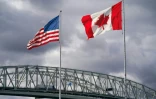 Les drapeaux américain et canadien près du poste frontalier du pont Blue Water à Point Edward, en Ontario, le 24 octobre 2025 au Canada