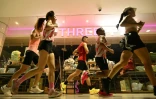 Des joggeurs courent à l’intérieur d’un centre commercial en raison du brouillard de pollution extérieur, le 24 octobre 2026 à Singapour