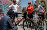Un réparateur de vélo le long de la "ciclovia" à Bogota, le 8 décembre 2024 en Colombie
