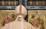 Le Pape François ouvre une Porte Sainte à la Basilique Saint-Pierre de Rome, inaugurant une année sainte jubilaire de la Miséricorde le 8 décembre 2015