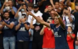 La joie de l'attaquant du Paris Saint-Germain, Kylian Mbappé, après avoir marqué le 3e but face à Clermont, lors de leur match de Ligue 1, le 11 septembre 2021 au Parc des Princes
