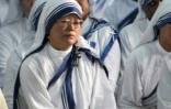 Des religieuses de l'ordre des Missionnaires de la Charité fondé par Mère Teresa, lors d'une messe à Calcutta le 19 octobre 2003 