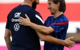 Karim Benzema salue Luka Modric avant le match Croatie-France le 6 juin 2022 à Split