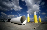 Des éléments de tours d'éoliennes en attente de montage à Tarante, dans les Pouilles, le 10 mars 2022