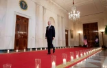 Joe Biden avance entre deux rangées de bougies avant son allocution du 2 juin à Washington