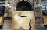 De nombreux magasins restent protégés de contreplaqués, depuis les pillages qui ont secoué Manhattan. Ici un magasin Macy's barricadé, le 8 juin 2020 à New York