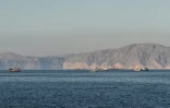 Des navires à l'ancre dans le détroit d'Ormuz au large de Khasab à Oman le 17 mai 2026