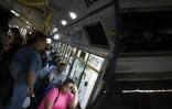 Des passagers à bord d'un bus dans le district populaire de San Juan de Lurigancho, le 8 avril 2026 à Lima
