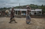 Deux jeunes filles transportent des matériaux de construction sur un chantier dans le centre de Beshasha (Ethiopie), la ville natale du Premier ministre éthiopien Abiy Ahmed, le 28 mai 2026