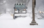 Un chasse-neige en action sur le National Mall de Washington, le 16 janvier 2022