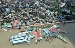 Photo aérienne prise le 5 juillet 2021, montrant des ferries de passagers stationnés pendant le confinement à Dacca, au Bangladesh