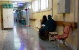 Des femmes enceintes attendent une consultation à la maternité gérée par Médecins sans Frontières, le 8 décembre 2023 à Khost, en Afghanistan