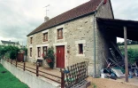 Photo de la maison de la famille Godard, prise le 11 septembre 1999 à Tilly-sur-Seulles dans le Calvados