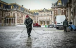 Des employés nettoient la cour d'honneur du château de Versailles le 5 juin 2020