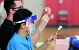 Séance de vaccination dans un lycée de Corona (Californie), le 15 janvier 2021