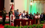 Le prix Nobel de la paix Muhammad Yunus (C) prête serment le 8 août 2024 à Dacca en tant que chef du gouvernement intérimaire au Bangladesh