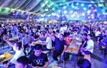 Des touristes participent à la fête de la bière, le 1er août 2020 à Qingdao, dans l'est de la Chine